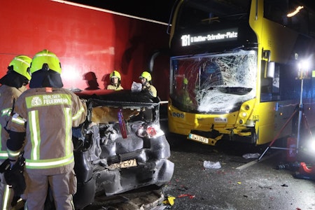 Berlin-Mariendorf: Unfall zwischen BVG-Bus und Auto  – mehrere Schwerverletzte