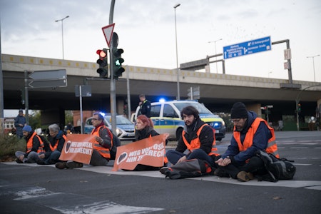 Berlin: Letzte Generation blockiert A100 am Montagmorgen