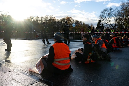 Klimaaktivisten blockieren Straßen in Berlin
