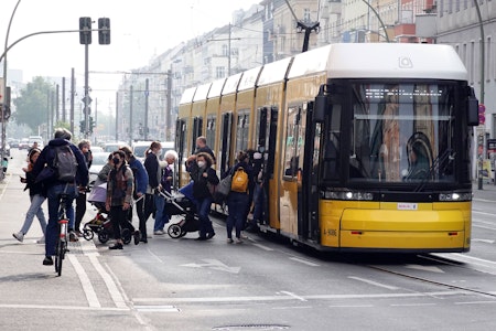 Andere Städte bauen Straßenbahnen, Berliner müssen in Bussen schwitzen