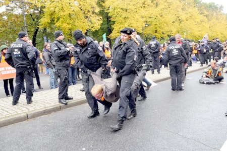 Massenblockade der Letzten Generation in Berlin: Aktivisten blockieren Straße des 17. Juni