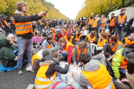 Letzte Generation mit Massenblockade in Berlin: Dann schaut die Polizei beim Einbetonieren zu