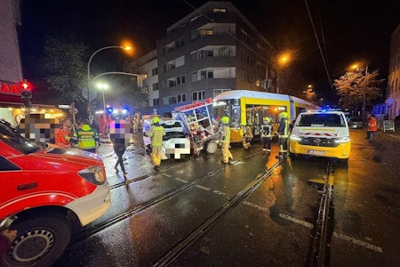 Weißensee: Tram entgleist nach Zusammenstoß mit Transporter