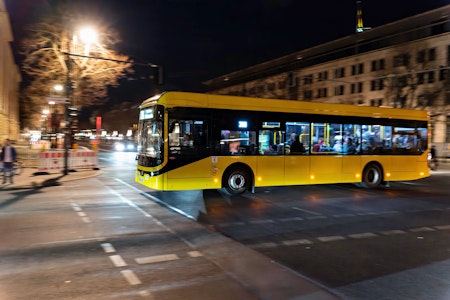 Unfall am Adenauerplatz in Charlottenburg: BVG-Bus kracht mit Auto zusammen, ein Verletzter