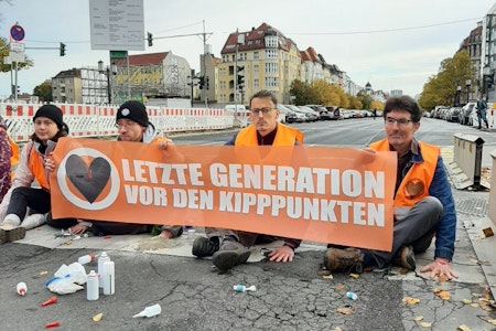 Erneut Protestaktion mit oranger Farbe: Letzte Generation blockiert Berlins Straßen