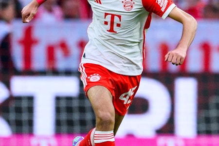 FC Bayern bindet Mittelfeld-Talent Pavlovic bis 2027