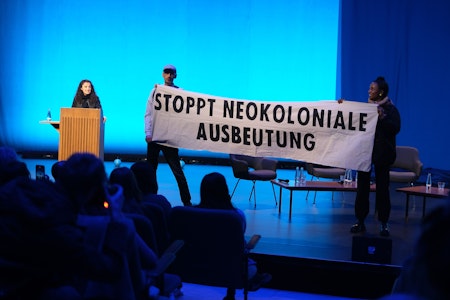 Greenwashing? Aktivisten unterbrechen Veranstaltung der Allianz Foundation in Berlin