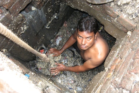 Einer der dreckigsten Jobs der Welt: Kanalreiniger in Indien