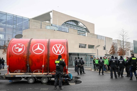 Greenpeace-Aktivisten öffnen „Ölfass“ vor Berliner Kanzleramt