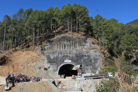 Erste Arbeiter aus eingestürtzem Tunnel in Indien befreit