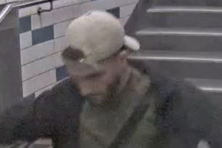 Fahndung: Frau im U-Bahnhof Wutzkyallee in Neukölln ausgeraubt - wer kennt den Verdächtigen?