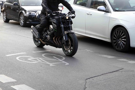 Gropiusstadt in Neukölln: Motorradfahrer bei Verkehrsunfall mit Auto verletzt
