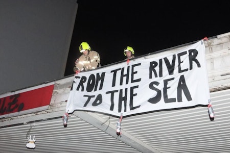 Neukölln: Polizei entfernt judenfeindliches Banner „From the River to the Sea“