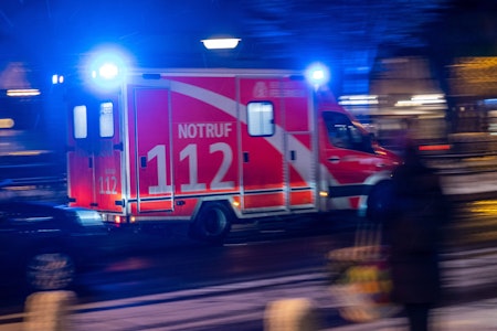 Unfälle mit gestohlenen Autos in Berlin-Kaulsdorf und Neukölln: Polizisten und Frau verletzt