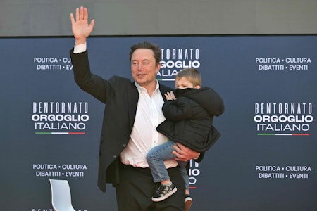 Elon Musk mit Sohn bei Giorgia Melonis Atreju-Festival in Rom: Weniger Migranten, mehr Kinder