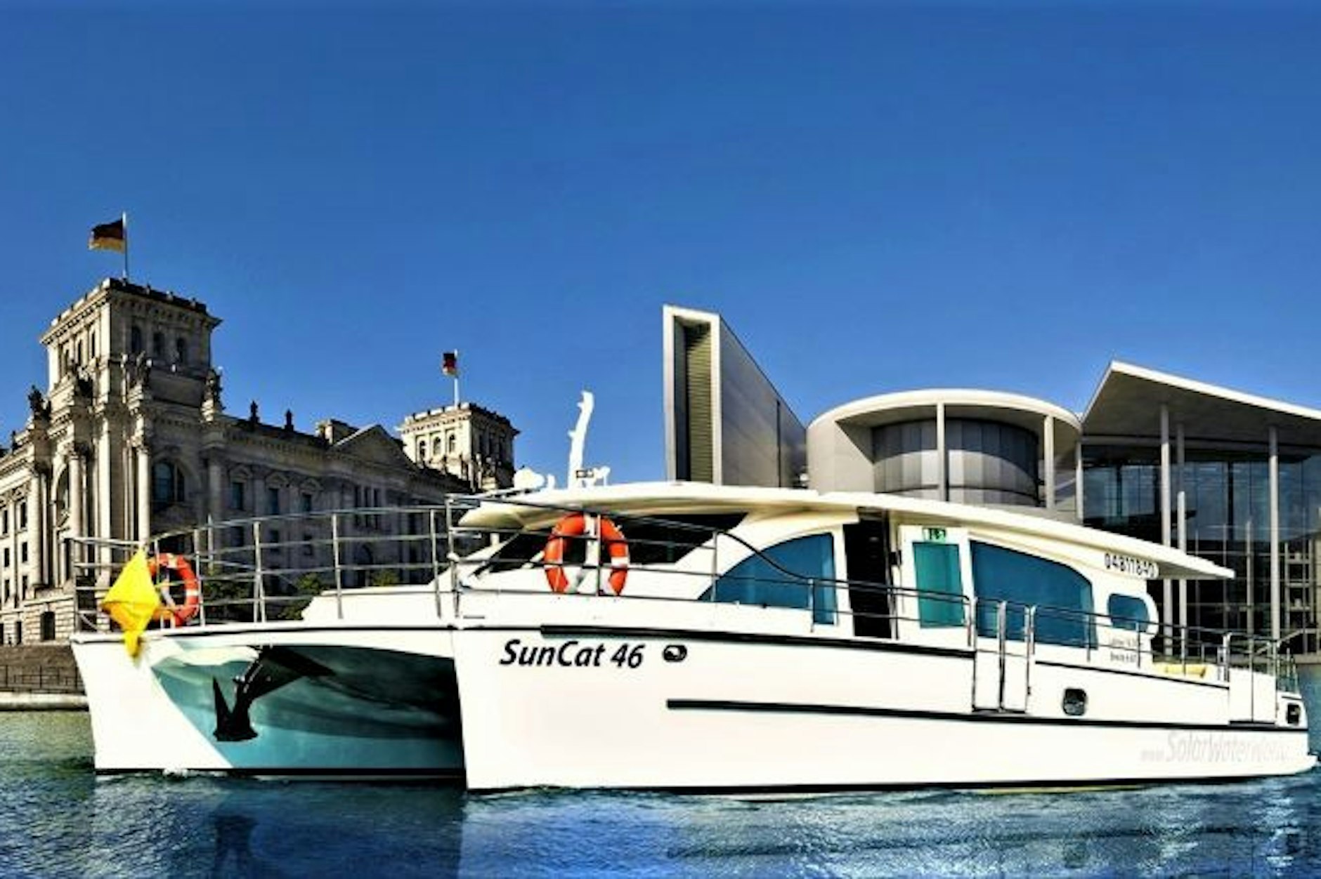 Der Solarkatamaran SunCat46 verwöhnt durch Umweltfreundlichkeit und exklusives Ambiente.