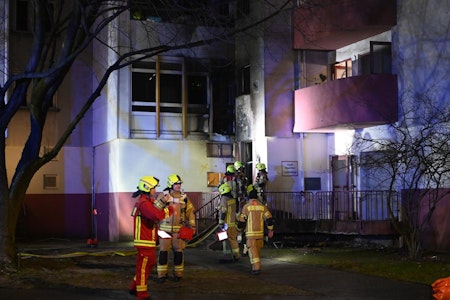Neukölln: Feuer in Hochhaus – Jugendliche sollen Brand gelegt haben