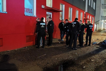 Silvester in Berlin: Erste Böllerattacken in Neukölln und Pankow, ein Verletzter, Festnahmen