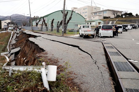 Erdbeben in Japan: Tsunami-Flutwellen, Menschen unter Trümmern begraben