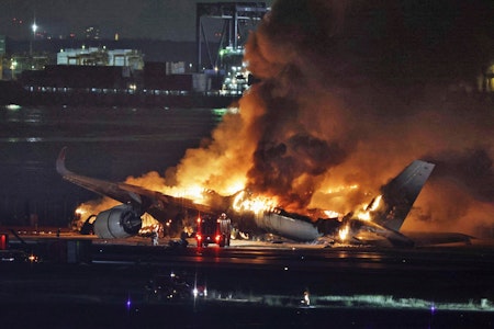 Kollision am Flughafen Tokio-Haneda in Japan: Flugzeug in Flammen