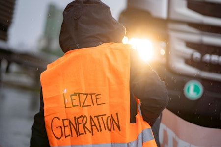 Letzte Generation: Klima-Aktivisten verteilen Pulver bei der Vierschanzentournee