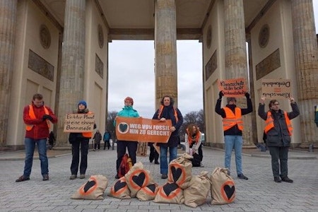 Letzte Generation protestiert mit Sandsäcken vor Brandenburger Tor in Berlin