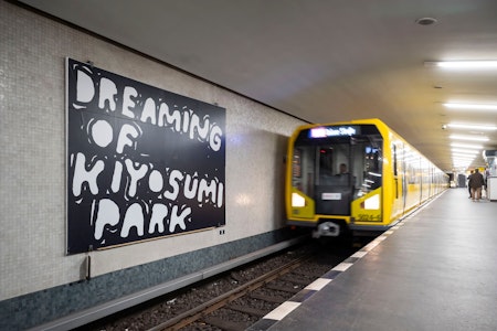 Kunst im Berliner Hansaviertel: Stefan Marxs Vernissage im U-Bahnhof Hansaplatz