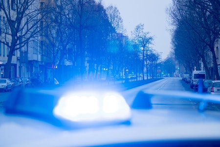 Einbrecher fahren mit Auto durch Fassade von Juwelierladen in Berlin: Schmuck erbeutet