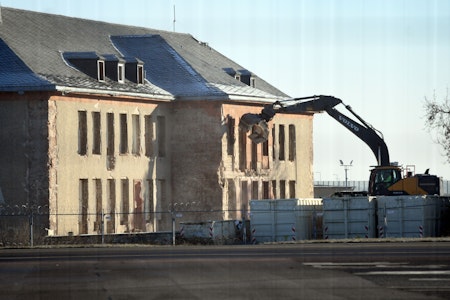 Abriss des Generalshotels am Berliner Flughafen BER hat begonnen