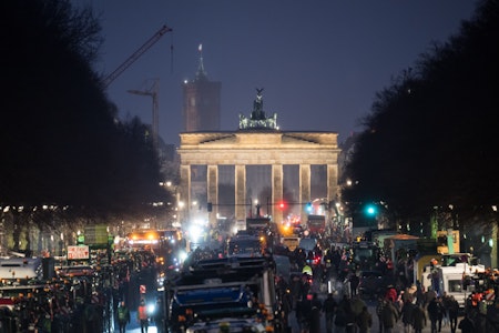 Bauernproteste im Newsblog: Tausende Traktoren kommen in Berlin an – Polizei überfordert, großer St…