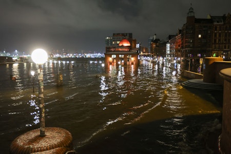 Sturmflut setzt Hamburger Fischmarkt wieder unter Wasser