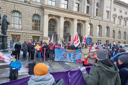 Klinikpersonal des Jüdischen Krankenhauses demonstriert vor Berliner Abgeordnetenhaus