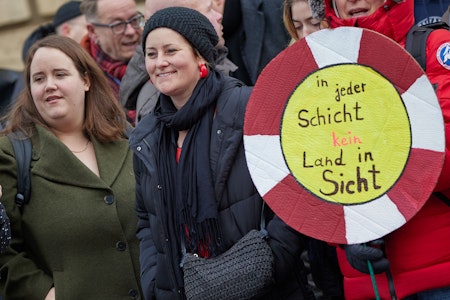 Streik am Jüdischen Krankenhaus Berlin: Polit-Promis Ricarda Lang und Janine Wissler protestieren m…