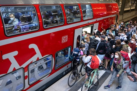 Stress mit dem Deutschlandticket in Berlin: Zustände bei der Bahn sind „kaum auszuhalten“