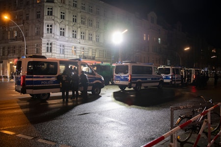 Angriff auf Polizisten an Silvester in Neukölln: 23-Jähriger angeklagt