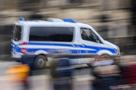 Berlin: Polizist im Dienst mit 0,6 Promille in Verkehrsunfall verwickelt – Verletzte