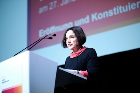 Bündnis Sahra Wagenknecht: Daniela Dahn erinnert auf Parteitag an Befreiung von Auschwitz
