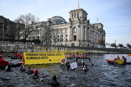 Aktivisten demonstrieren in der Spree vor Reichstag: „Klimageld noch dieses Jahr“
