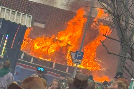 Faschingswagen in Flammen: Jecken springen nach Explosion auf die Straße – mehrere Verletzte