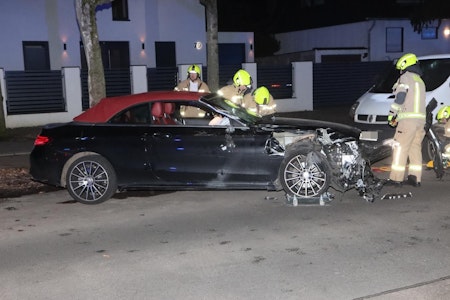 Unfall in Neukölln: Mercedes-Cabrio kracht in Lkw – mehrere Verletzte