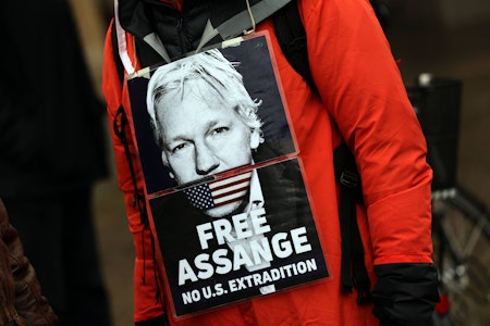 Für Julian Assange: Künstler Andrej Molodkin hält Werke von Picasso, Rembrandt und Warhol als „Geis…