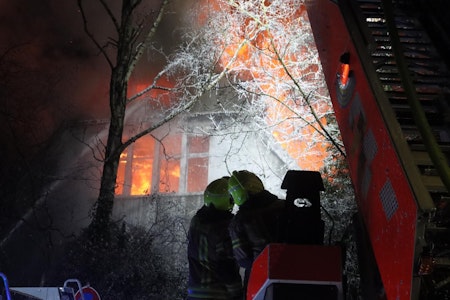 Berlin-Wittenau: Gebäude in Roedernallee brennt – 50 Feuerwehrleute im Einsatz