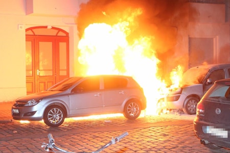 Feuer in Berlin-Neukölln: Zwei Autos brennen auf der Weserstraße