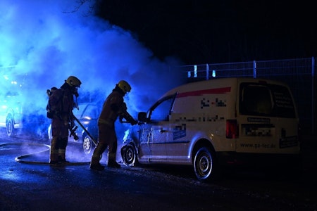 Oderstraße in Neukölln: Kleintransporter brennt vollständig aus