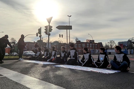 Klimaaktivisten blockieren Straße in Berlin und drohen mit Hungerstreik