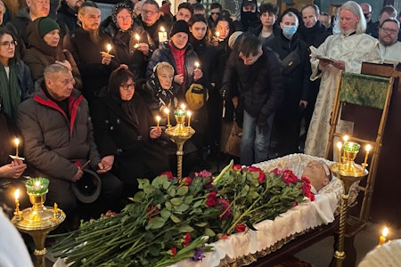 Nawalny-Beerdigung in Moskau: Menschenschlangen, Absperrgitter und massive Polizeipräsenz