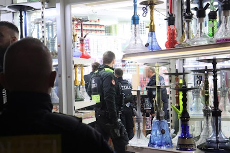 Razzia in mehreren Shisha-Bars in Berlin: Polizei mit Feuerwerk beschossen
