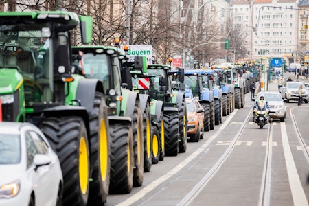 Bauernproteste: Traktorenkorso erreicht heute Berlin – Gülle auf der Straße sorgt für Unfälle in Br…