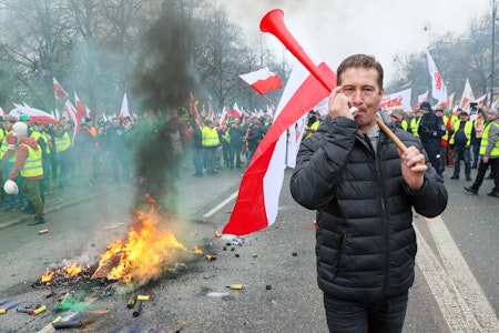 Bauernproteste in Polen: Demonstranten bewerfen Polizisten in Warschau mit Pyro und Steinen