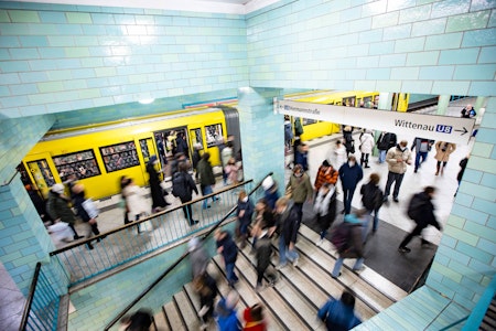 U-Bahnhof Alexanderplatz: Fahrgäste retten Rollstuhlfahrer aus dem Gleisbett